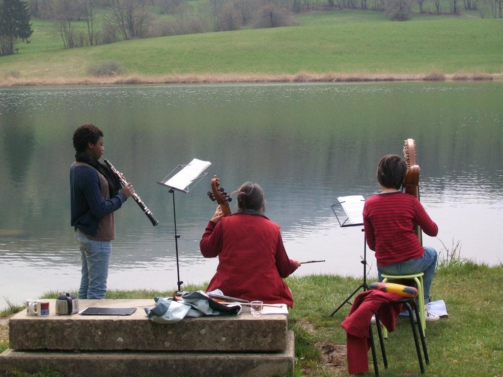 harpe, hautbois et viole de gambe au bord du lac rn