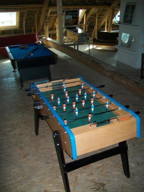 Salle de jeu (au grenier) : baby-foot, billard et flipper !