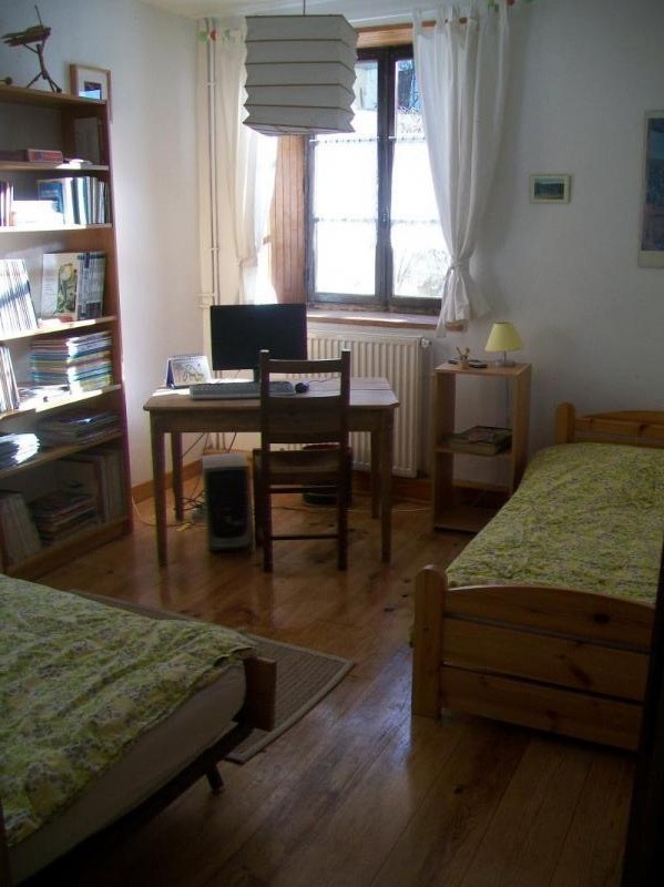 2&egrave;me chambre (l'ordinateur n'est pas en libre service et n'a pas d'acc&egrave;s &agrave; internet)  