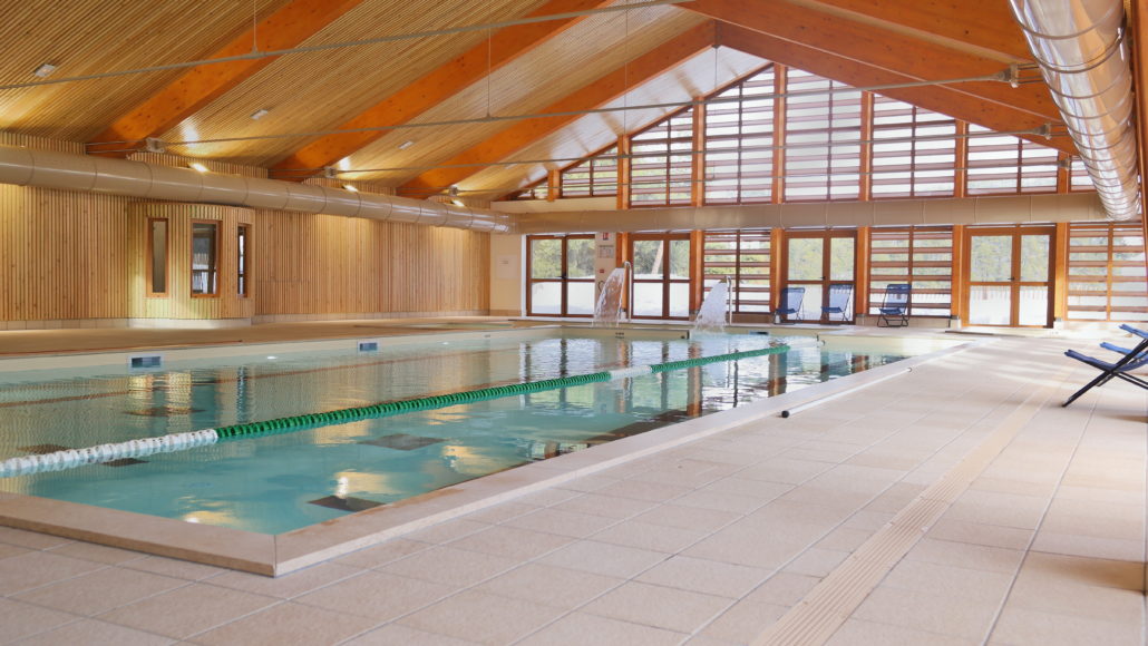 L'&eacute;t&eacute; le chalet est particuli&egrave;rement bien situ&eacute; juste en face des bassins ludiques et des &eacute;quipements sportifs. 