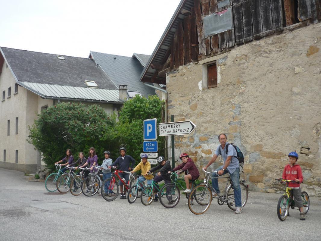 &agrave; v&eacute;lo, en peloton (et &ccedil;a grimpe autant que &ccedil;a descend ?!)  