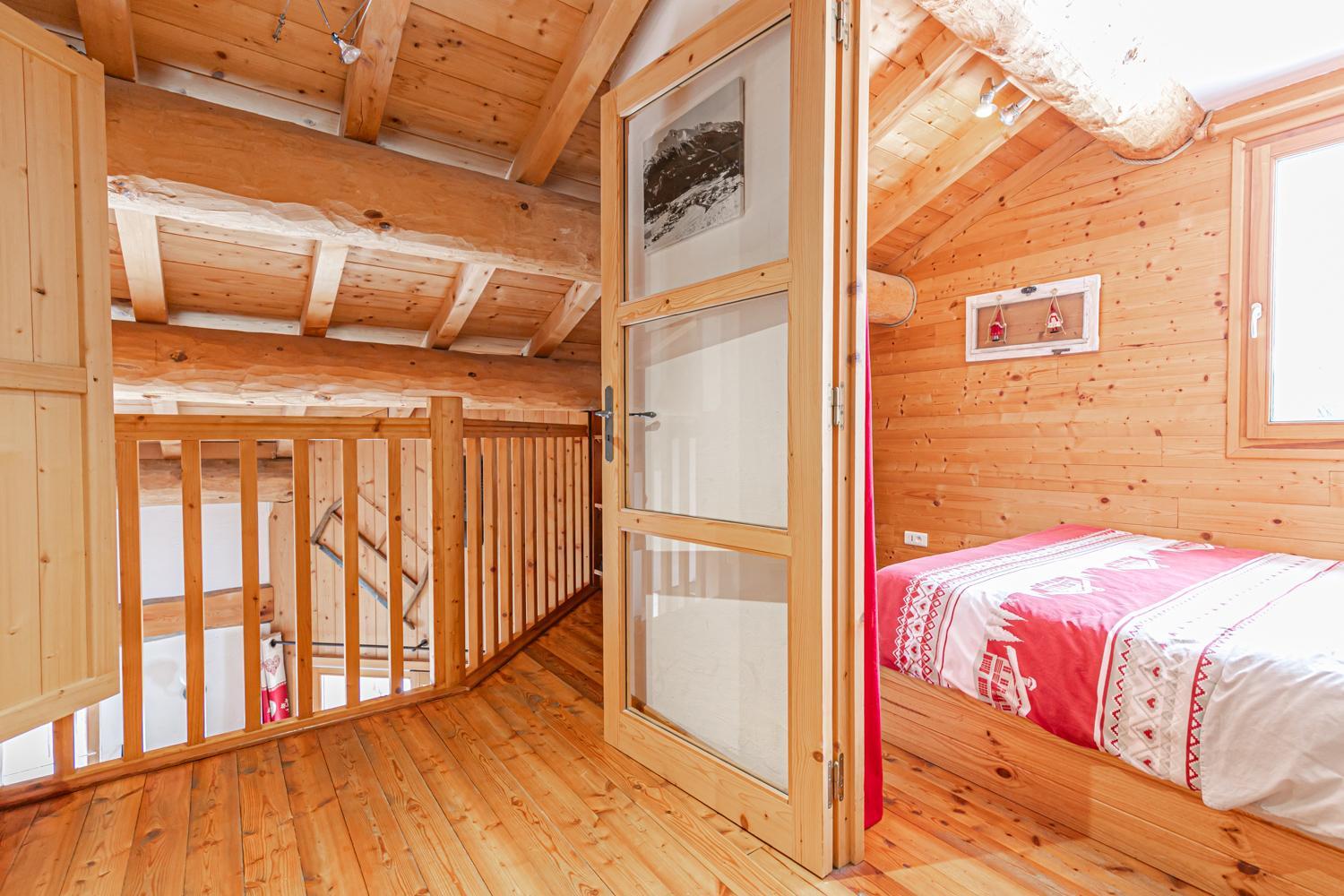 Le chalet est &eacute;quip&eacute; de 2 salles de bain et de 2 WCns&eacute;rar&eacute;snLave linge &agrave; votre disposition