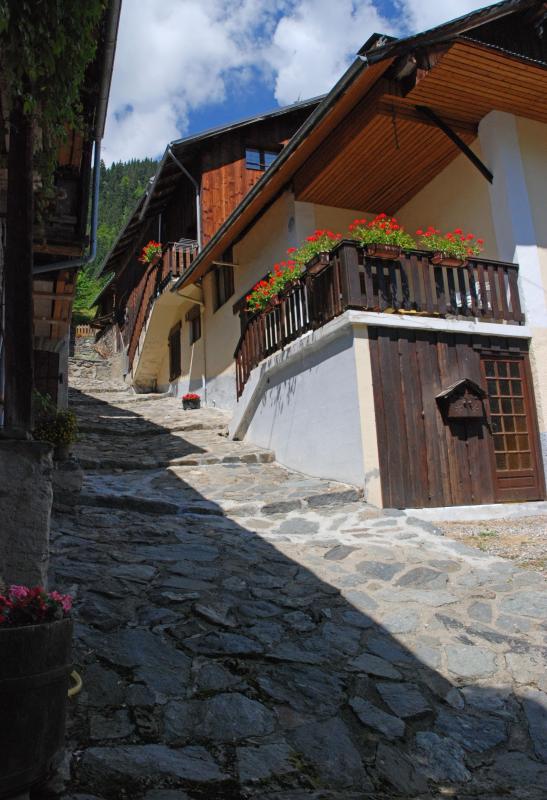 TERRASSE ET RUELLE EN ETErn