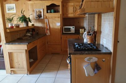 G&icirc;te n&deg;73G132268 HAUTELUCE LES SAISIES - Savoie - coin cuisine &eacute;quip&eacute; pour petite dinette du soir 