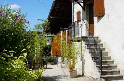 G&icirc;te n&deg;73G179111 LA MOTTE SERVOLEX - Savoie - Acc&egrave;s par escalier ext&eacute;rieur. Cour en gravillons, privative et orient&eacute;e &agrave; l'ouest