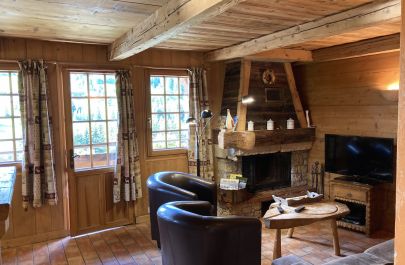 G&icirc;te n&deg;73G186137 NOTRE DAME DE BELLECOMBE - Savoie - coin salon avec chemin&eacute;e