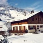 Le studio est situ&eacute; sur la partie gauche du chalet en rez de jardin avec vue panoramique sur  les montagnes environnantes 