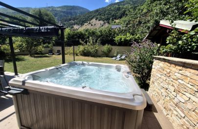 G&icirc;te n&deg;73G6131 AIME LA PLAGNE - Savoie - D&eacute;tente assur&eacute;e dans les bulles du Jacuzzi 6 places, chauff&eacute; &agrave; 37-38&deg;C (ajustable &agrave; votre convenance). Accessible toute l'ann&eacute;e, de jour, de nuit, sous la neige, sous la pluie! 