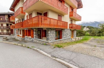 G&icirc;te n&deg;73G23177 AUSSOIS - Savoie - L'appartement se situe au RDC entour&eacute; d'une terrasse