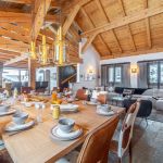 S&eacute;jour avec grande table en ch&ecirc;ne, canap&eacute; d'angle grand confort, fauteuils, chemin&eacute;e, tv connect&eacute;e. Tr&egrave;s convivial pour vos repas en famille ou entre amis. Etage 1