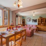 Salle &agrave; manger, 
Table avec deux rallonges adaptables 