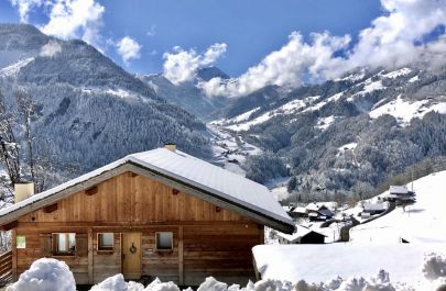 G&icirc;te n&deg;73G34218 BEAUFORT ARECHES - Savoie - chalet et sa vue sur la station et les montagnes 
