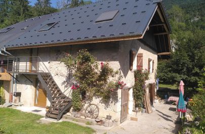 G&icirc;te n&deg;73G246102 SAINT JEAN DE COUZ - Savoie - L'entr&eacute;e du g&icirc;te se site en haut de l'escalier