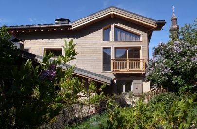 G&icirc;te n&deg;73G55151 BOZEL - Savoie - Et depuis le jardin des fleurs et sa pi&egrave;ce d'eau, la fa&ccedil;ade Est, la baie du s&eacute;jour, celle de la chambre 1 au dessus...