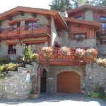 Vue g&eacute;n&eacute;rale du chalet avec le balcon du g&icirc;te