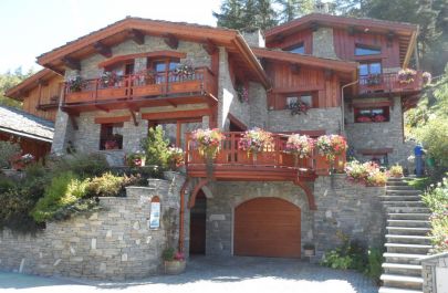 G&icirc;te n&deg;73G322118 LA NORMA VILLARODIN BOURGET - Savoie - Vue g&eacute;n&eacute;rale du chalet avec le balcon du g&icirc;te