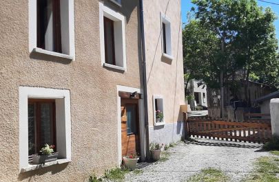 G&icirc;te n&deg;73G23169 AUSSOIS - Savoie - entr&eacute;e avec vue sur route