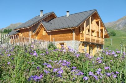 G&icirc;te n&deg;73G13183 ALBIEZ MONTROND - Savoie - Le chalet en &eacute;t&eacute;