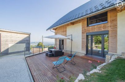 G&icirc;te n&deg;73G164113 LE MONTCEL - Savoie - Vue de la terrasse du G&icirc;te Etoile Bor&eacute;ale avec son salon de jardin, transats et parasol d&eacute;port&eacute;